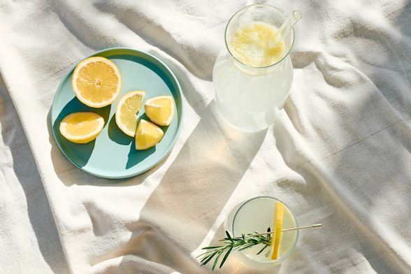 Mlaka voda s limunom