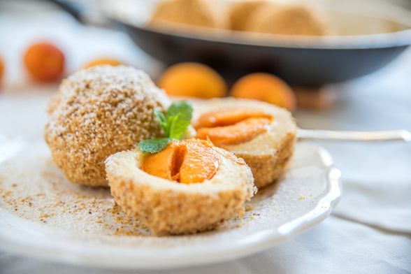 Knedle s marelicama i krušnim mrvicama