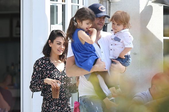 Mila Kunis i Ashton Kutcher sa svojom djecom