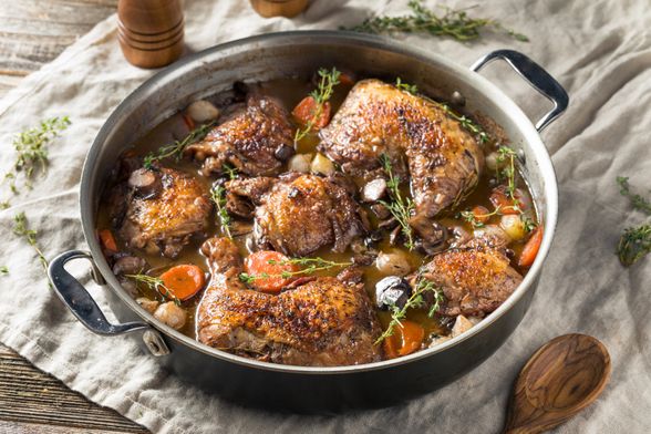 Piletina u vinu (coq au vin)