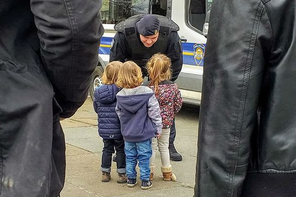 Prizor nasmiješenog policajca koji razgovara s djecom raznježio je mnoge