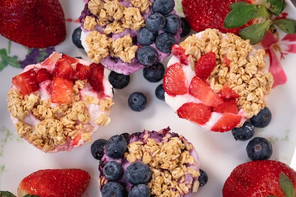 Muffini s jogurtom, voćem i granolom