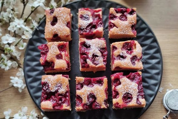 Posni kolač s višnjama