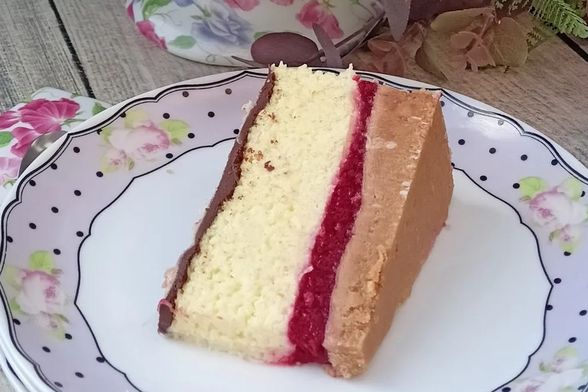 Torta od kokosa s malinama