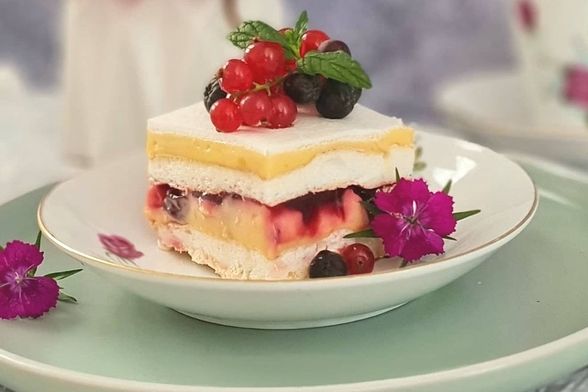 Beze kolač s višnjama