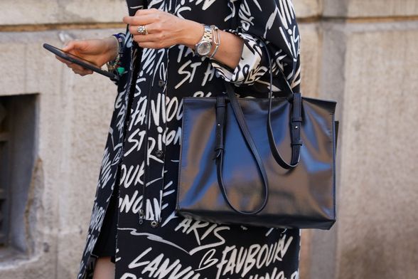 Velike torbe su omiljeni odabir za odlazak na posao i druge prigode