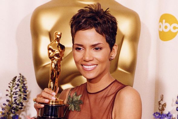 Halle Berry s kratkom razbarušenom pixie frizurom 2001. godine