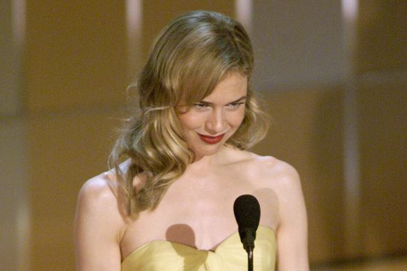 Renee Zellweger na Oscarima 2001. u haljini Jeana Dessesa
