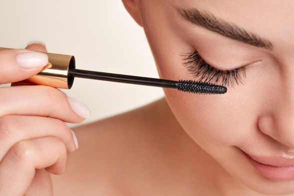 Žena nanosi maskaru