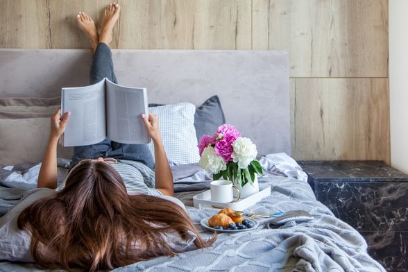 Žena čita knjigu