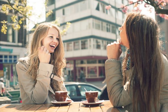 Dvije prijateljice razgovaraju