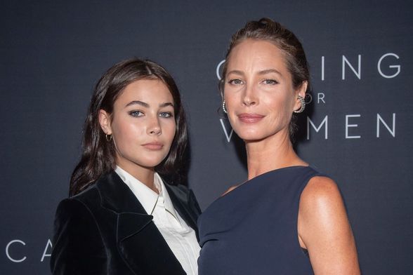 Grace Burns s mamom Christy Turlington