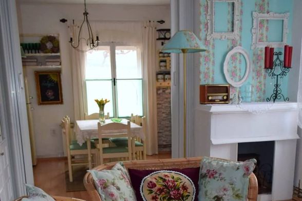 Snježana Seleš iz Osijeka umjesto tapeta na zid dnevnog boravka zalijepila je cvjetne salvete - 11