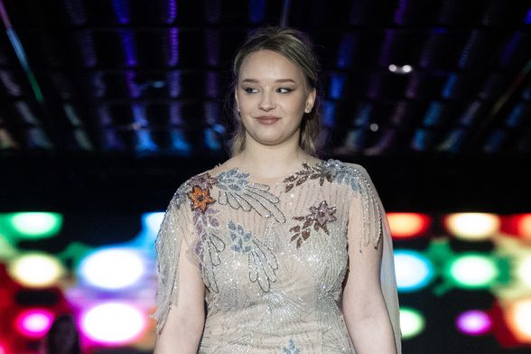 Maturantica Anita u Severininoj haljini na modnoj reviji 'Moja maturalna večer' - 3