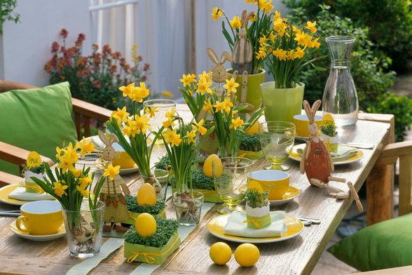 Uskrsni stol ukrašen narcisima