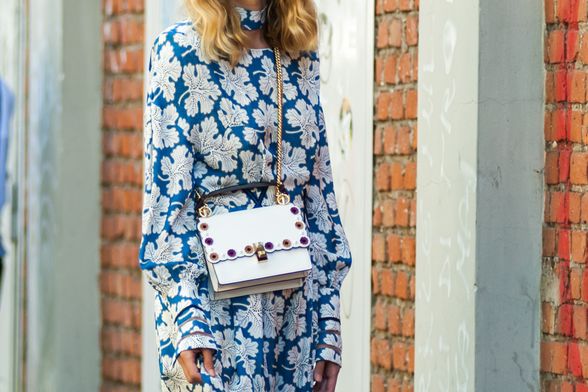 Žena u proljetnoj haljini