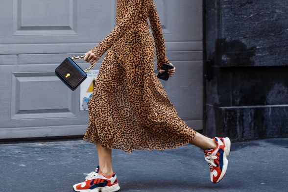 Haljina i tenisice sjajan su spoj