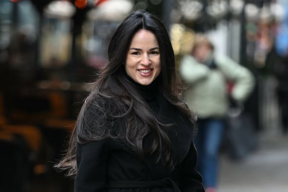 Ljepotica sa špice u crnoj kombinaciji