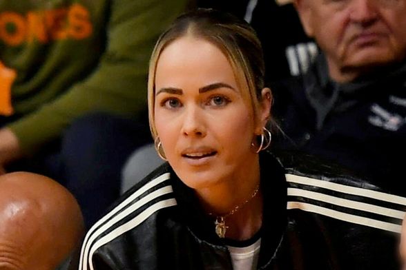 Antonija Mišura Sandrić u cargo hlačama i robusnim čizmama na košarkaškoj utakmici - 4