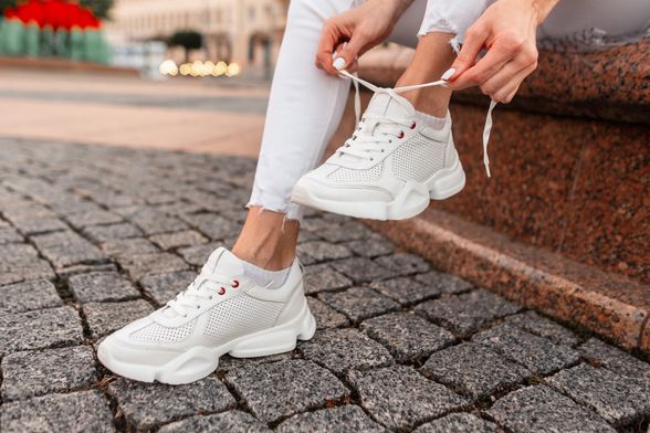 Žena u bijelim tenisicama