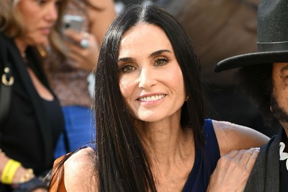 Demi Moore u Saint Laurent haljini 2026. - 2