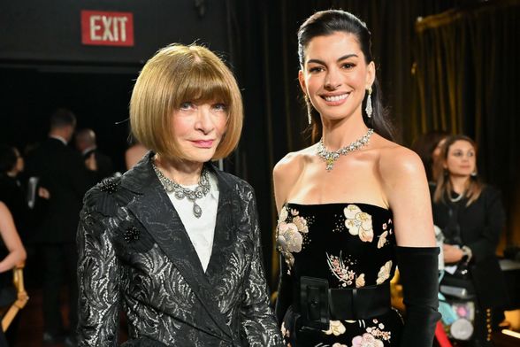 Anna Wintour i Anne Hathaway na 98. Oscarima
