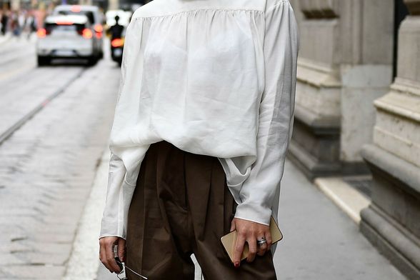 Bijela bluza je modni klasik