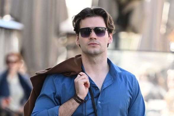 Muškarac sa špice u sjajnoj modnoj kombinaciji