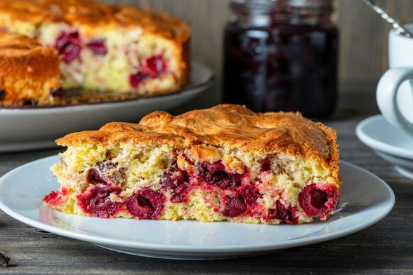 Brzi biskvit na čaše s višnjama iz kompota