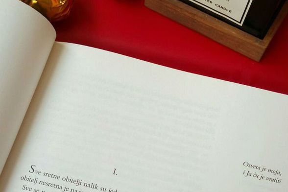 Pretpostavlja se da je lik Ane Karenjine inspiriran Marijom Hartung, kćerkom ruskog pjesnika Aleksandra Puškina