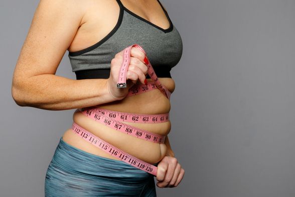 Žena mjeri opseg struka