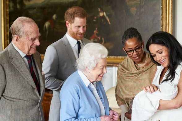 Maleni Archie okružen članovima obitelji