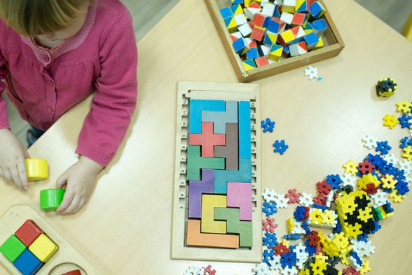 Djevojčica u Montessori vrtiću