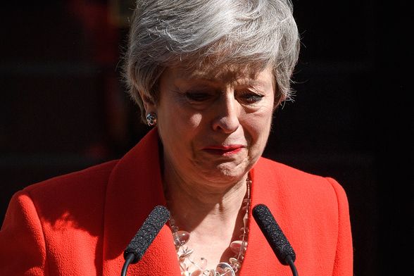 Theresa May u suzama je završila svoj govor ostavke