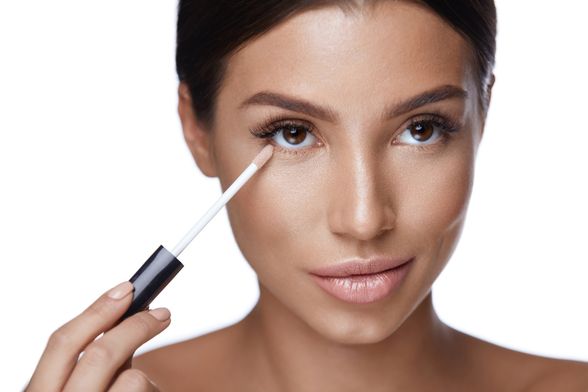 Žena nanosi korektor za podočnjake
