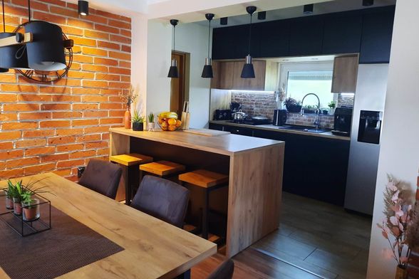 Danijela Novak iz Koprivnice uredila je svoju kuću kao predivan open space s ciglenim zidovima i crnom kuhinjom - 7