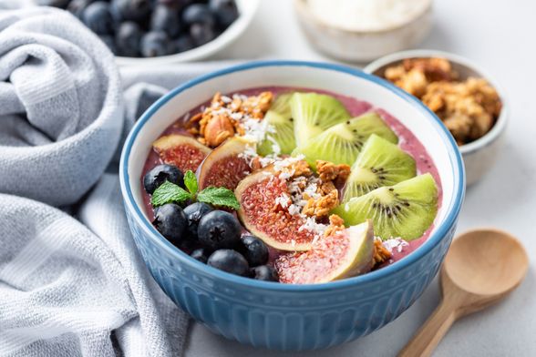 Jogurt s voćem i chia smjenkama