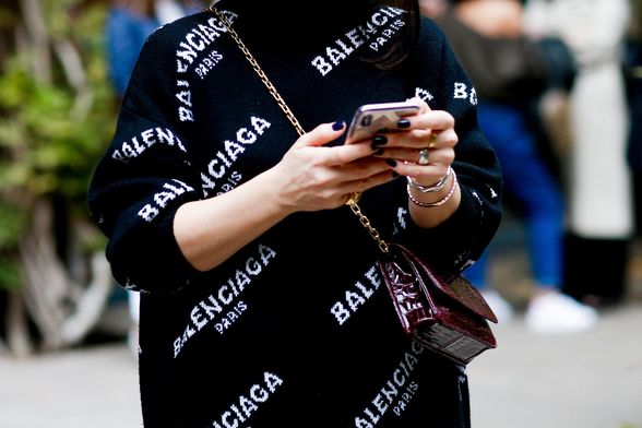 Odjevni komadi i dodaci s logom u street style kombinacijama s Tjedana mode - 2