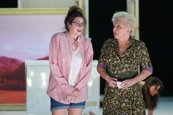 Kraj svijeta u tri čina omnibus je predstava o ženskoj borbi i nasilju nad ženama