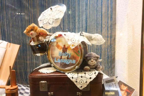 Izlog Adriane Meglaj kao podrška Baby Lasagni