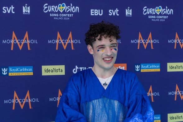 Nemo na tirkiznom tepihu otvorenja Eurosonga 2024.
