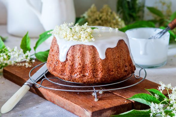 Kolač s glazurom od bazge