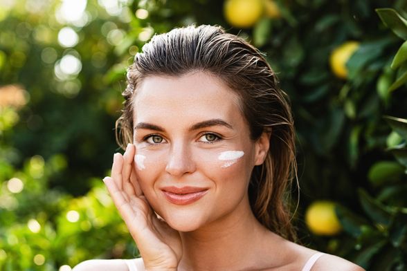 Žena nanosi kremu