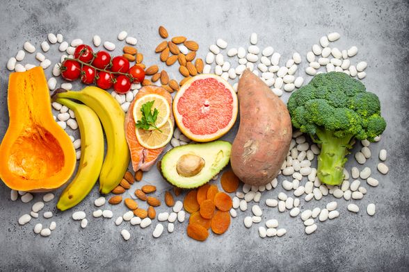 Namirnice poput avokada, banana, bijelog graha, batata i suhih marelica bogate su kalijem