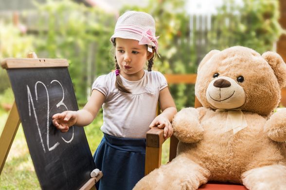 Djevojčica i plišani medvjed