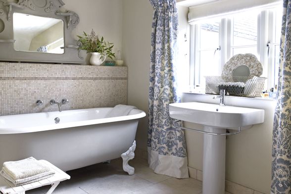 Kupaonice sa zavjesama na prozorima - 8