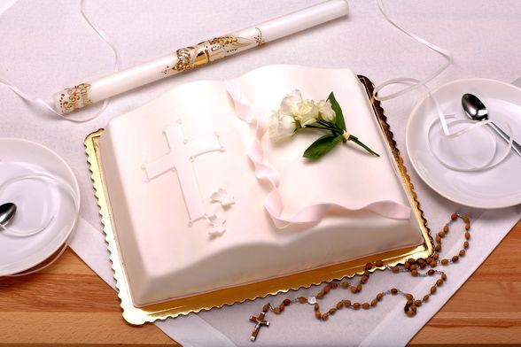 Torta u obliku Biblije