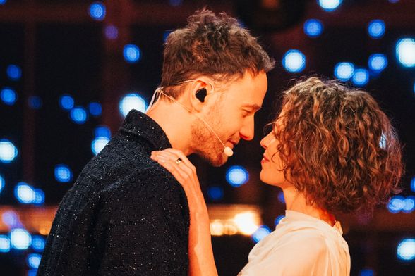 Slovenski predstavnik Klemen sa suprugom Mojcom na pozornici Eurosonga