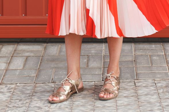 Ravne sandale i suknje su savršen par