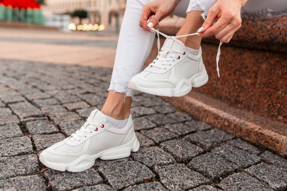 Žena u bijelim tenisicama